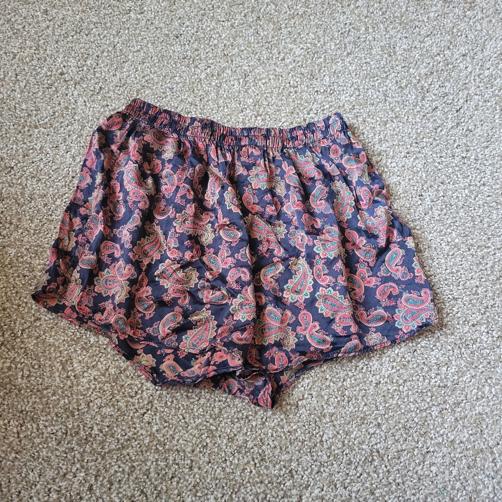 Vintage Addiction Paisley Print Women's Shorts